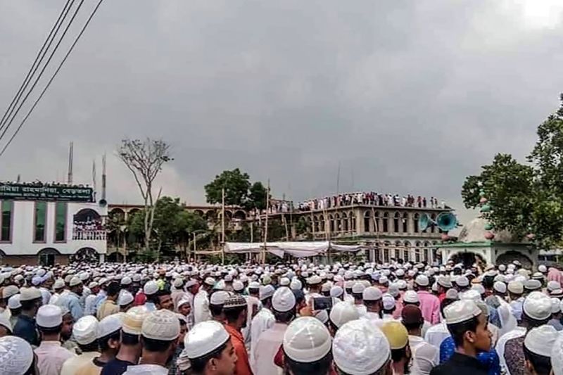 बन्दाबन्दीको उल्लङ्घन गर्दै इमामको अन्त्येष्टिमा सहभागी भए हजारौँ बङ्गलादेशी