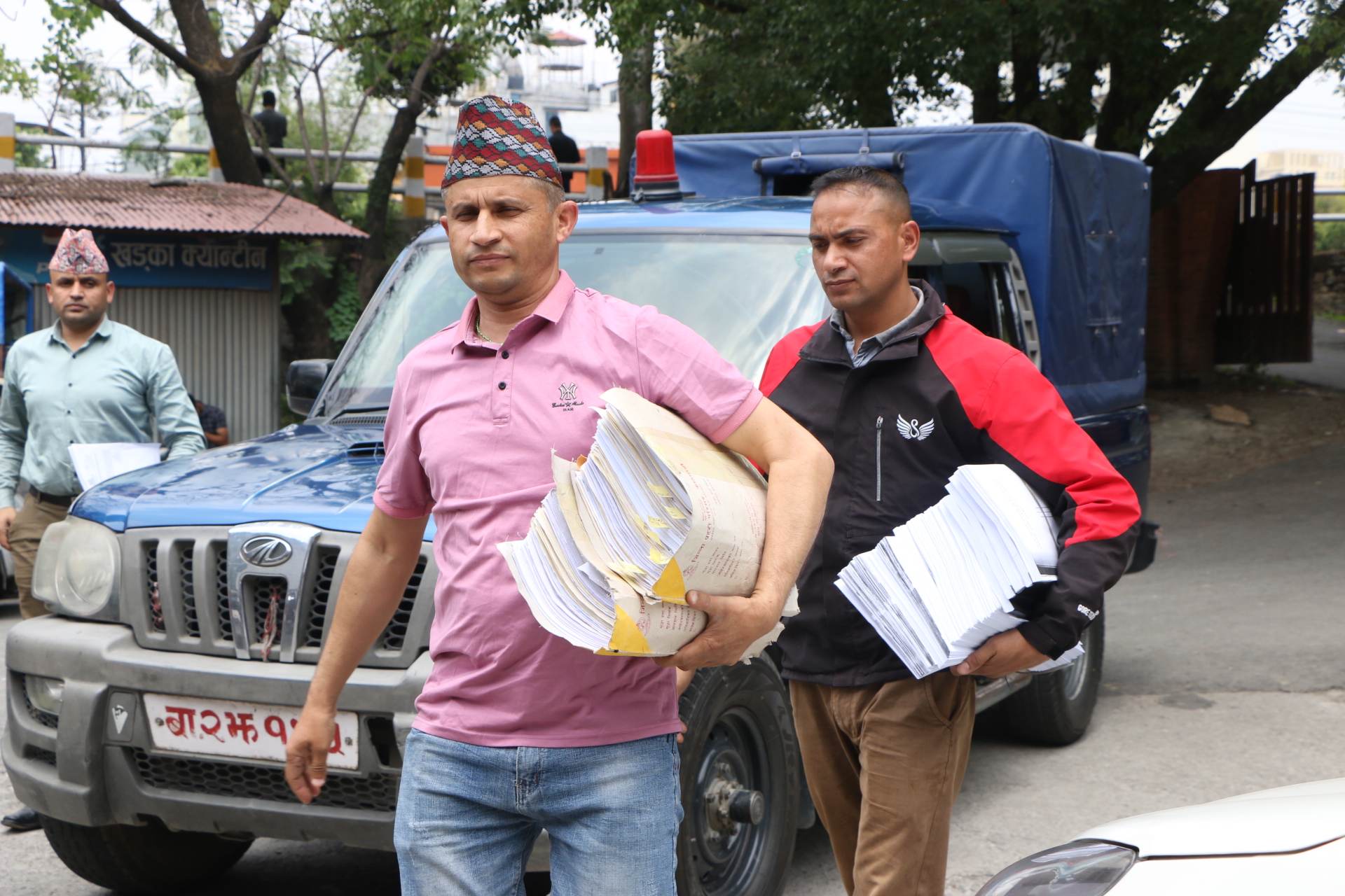 नक्कली शरणार्थी प्रकरण : आरोपपत्रसहितको प्रतिवेदन सरकारी वकिलको कार्यालयमा (तस्बिरहरू)