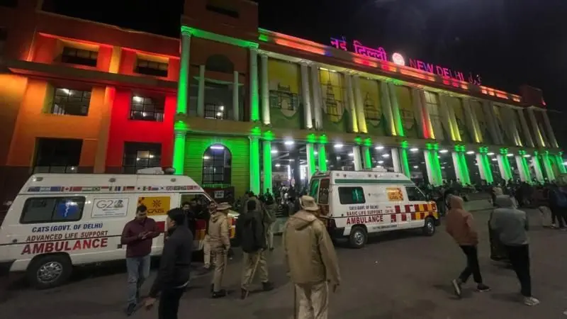 दिल्ली रेलवे स्टेसनमा कसरी मच्चियो भागदौड ?