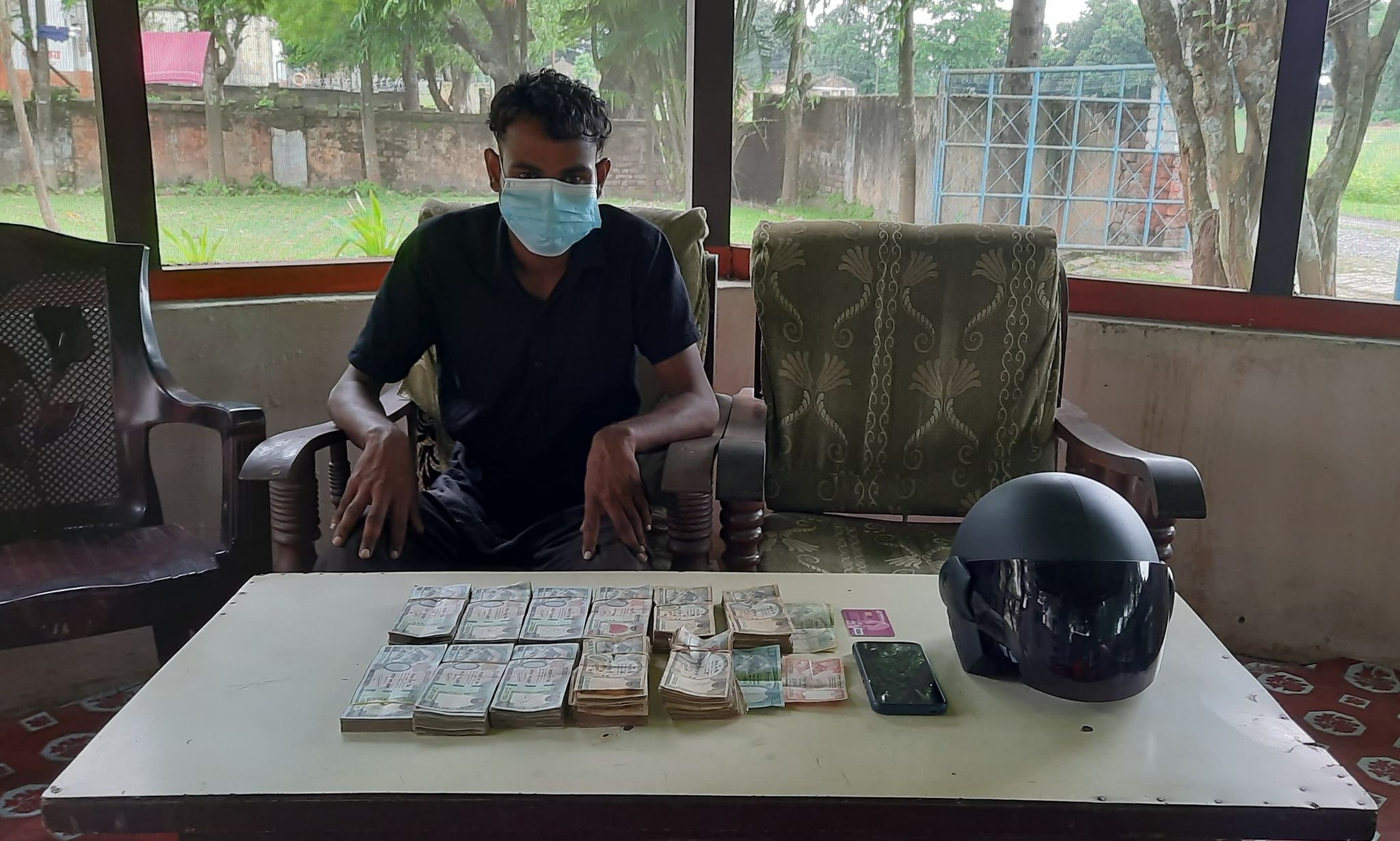 मोरङमा स्रोत नखुलेको ९ लाख नगदसहित चौधरी पक्राउ