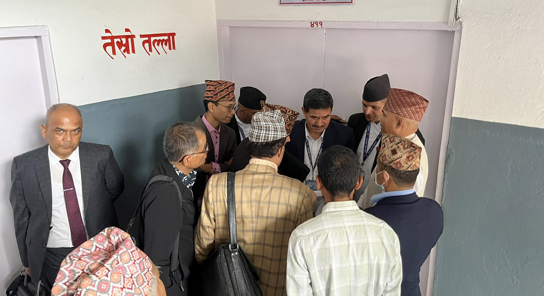 उजुरीकर्ता सबै सुनुवाइ समिति बैठकमा प्रवेश, तीनजनाले कुरा राख्ने