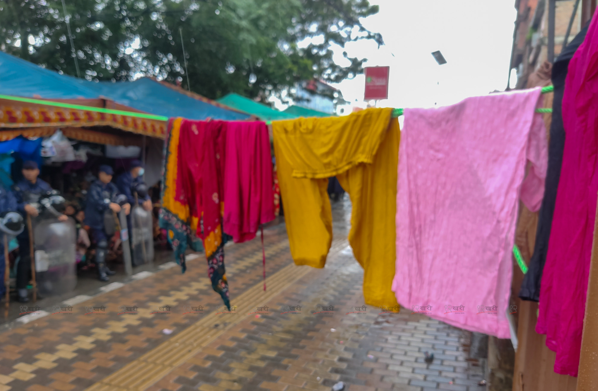 झरीमा प्रदर्शन, सडकमा वास : सडकमै खाना, माग पूरा हुने आस (तस्बिरहरू)